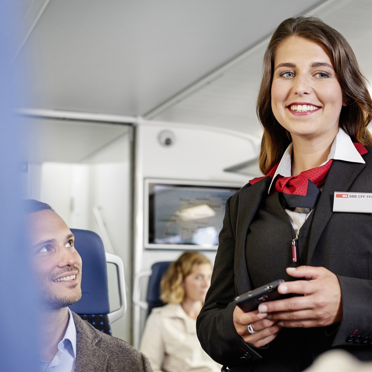 Un’assistente di bordo sul treno